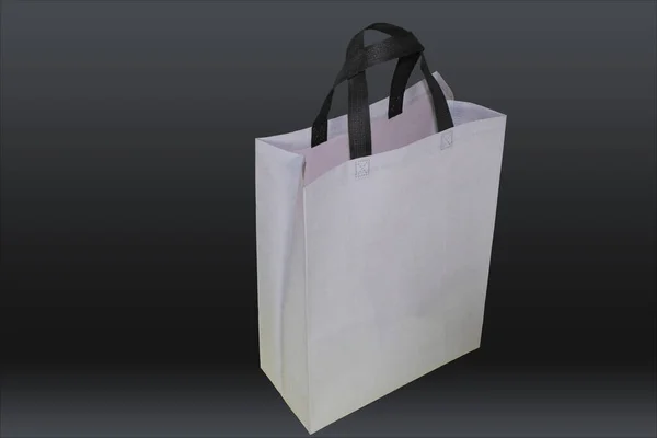 Όμορφη Υφαντή Τσάντα Ψώνια Μαύρο Φόντο — Φωτογραφία Αρχείου