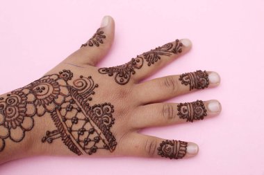 Henna mehendi dövmesinde elle boyanmış bir resim. Hint Mehendi kutlaması. Kına başvurusu ve ritüeller. Hintli gelin ve nedime kına sanatını gösteriyor