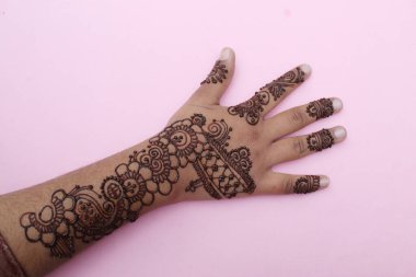 Henna mehendi dövmesinde elle boyanmış bir resim. Hint Mehendi kutlaması. Kına başvurusu ve ritüeller. Hintli gelin ve nedime kına sanatını gösteriyor