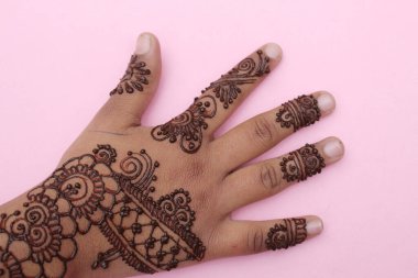 Henna mehendi dövmesinde elle boyanmış bir resim. Hint Mehendi kutlaması. Kına başvurusu ve ritüeller. Hintli gelin ve nedime kına sanatını gösteriyor