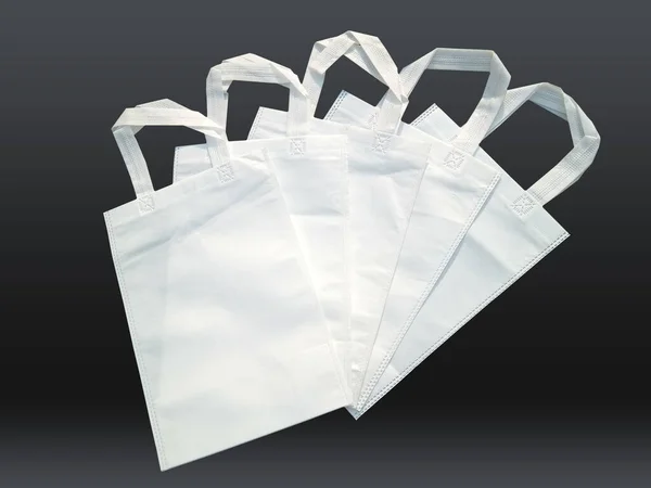 Siyah Arka Planda Beyaz Dokunmamış Çantalar Geri Dönüşüm Torbalarını Azalt Stok Fotoğraf