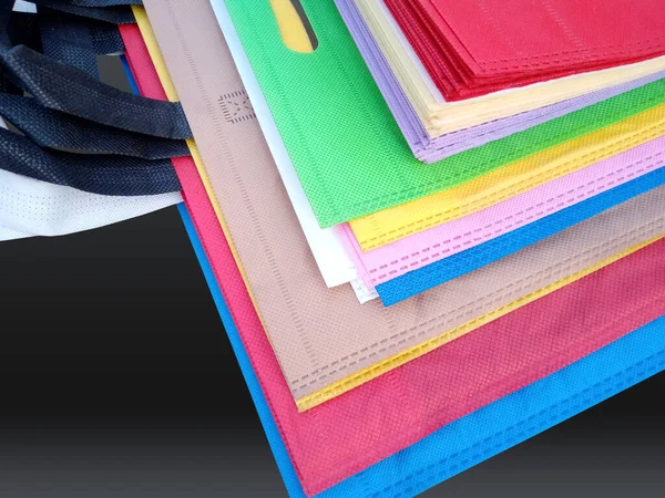 Siyah Arka Planda Dokumasız Renkli Çantalar Geri Dönüşüm Torbalarını Azalt Telifsiz Stok Fotoğraflar
