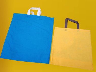 Sarı arka planlı güzel Non Woven Market Alışveriş Torbası. ECO Torbaları Taşı