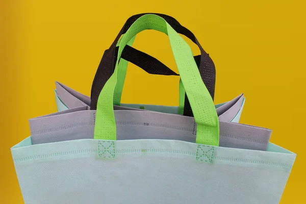 Schöne Non Woven Einkaufstasche Mit Gelbem Hintergrund Tote Eco Bags lizenzfreie Stockbilder