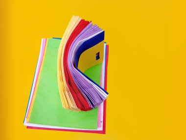 Sarı arka planlı güzel Non Woven Market Alışveriş Torbası. ECO Torbaları Taşı