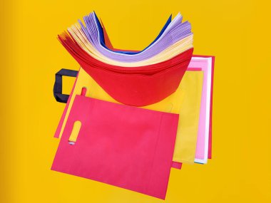 Sarı arka planlı güzel Non Woven Market Alışveriş Torbası. ECO Torbaları Taşı