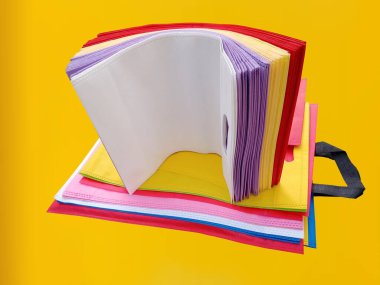 Sarı arka planlı güzel Non Woven Market Alışveriş Torbası. ECO Torbaları Taşı