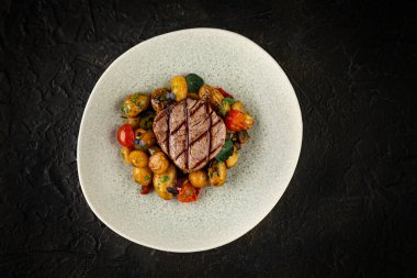 Geleneksel Arapça yemek tabakları. Lezzetli Arap Fast Food Ögeleri