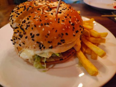 Fast food. Doğu mutfağı. Şiş kebap, lyulya-kebap, shaverma, pide döner. Pide üzerinde yalan Doğu mutfağı yemekleri ekmek ve Yeşiller ve sebze, sos ve patates kızartması ile dekore edilmiş.