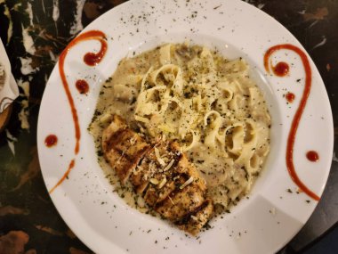 Fast food. Doğu mutfağı. Şiş kebap, lyulya-kebap, shaverma, pide döner. Pide üzerinde yalan Doğu mutfağı yemekleri ekmek ve Yeşiller ve sebze, sos ve patates kızartması ile dekore edilmiş.