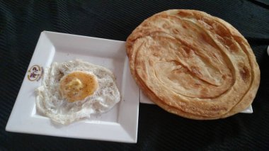 Fast food. Doğu mutfağı. Şiş kebap, lyulya-kebap, shaverma, pide döner. Pide üzerinde yalan Doğu mutfağı yemekleri ekmek ve Yeşiller ve sebze, sos ve patates kızartması ile dekore edilmiş.
