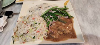 Fast food. Doğu mutfağı. Şiş kebap, lyulya-kebap, shaverma, pide döner. Pide üzerinde yalan Doğu mutfağı yemekleri ekmek ve Yeşiller ve sebze, sos ve patates kızartması ile dekore edilmiş.