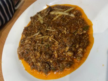 Fast food. Doğu mutfağı. Şiş kebap, lyulya-kebap, shaverma, pide döner. Pide üzerinde yalan Doğu mutfağı yemekleri ekmek ve Yeşiller ve sebze, sos ve patates kızartması ile dekore edilmiş.