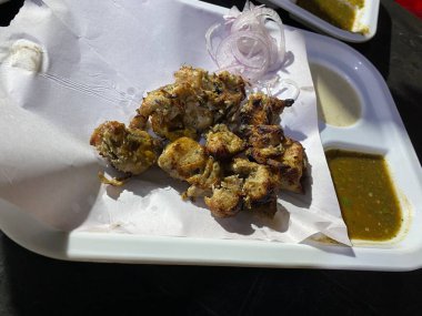 Fast food. Doğu mutfağı. Şiş kebap, lyulya-kebap, shaverma, pide döner. Pide üzerinde yalan Doğu mutfağı yemekleri ekmek ve Yeşiller ve sebze, sos ve patates kızartması ile dekore edilmiş.