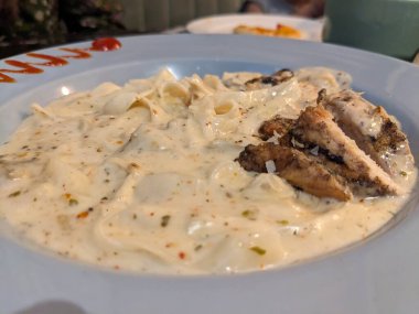 Fast food. Doğu mutfağı. Şiş kebap, lyulya-kebap, shaverma, pide döner. Pide üzerinde yalan Doğu mutfağı yemekleri ekmek ve Yeşiller ve sebze, sos ve patates kızartması ile dekore edilmiş.