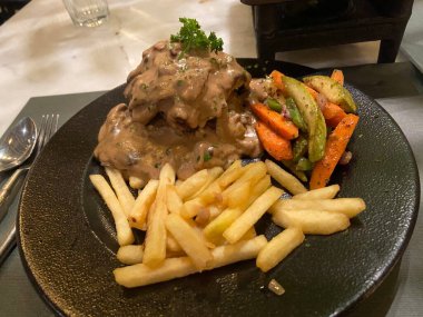 Fast food. Doğu mutfağı. Şiş kebap, lyulya-kebap, shaverma, pide döner. Pide üzerinde yalan Doğu mutfağı yemekleri ekmek ve Yeşiller ve sebze, sos ve patates kızartması ile dekore edilmiş.