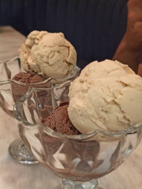 Fast food. Doğu mutfağı. Şiş kebap, lyulya-kebap, shaverma, pide döner. Pide üzerinde yalan Doğu mutfağı yemekleri ekmek ve Yeşiller ve sebze, sos ve patates kızartması ile dekore edilmiş.