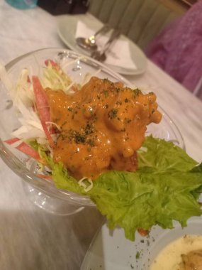 Fast food. Doğu mutfağı. Şiş kebap, lyulya-kebap, shaverma, pide döner. Pide üzerinde yalan Doğu mutfağı yemekleri ekmek ve Yeşiller ve sebze, sos ve patates kızartması ile dekore edilmiş.