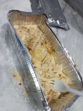 Fast food. Doğu mutfağı. Şiş kebap, lyulya-kebap, shaverma, pide döner. Pide üzerinde yalan Doğu mutfağı yemekleri ekmek ve Yeşiller ve sebze, sos ve patates kızartması ile dekore edilmiş.