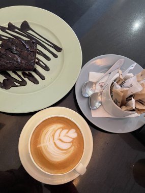 Fast food. Doğu mutfağı. Şiş kebap, lyulya-kebap, shaverma, pide döner. Pide üzerinde yalan Doğu mutfağı yemekleri ekmek ve Yeşiller ve sebze, sos ve patates kızartması ile dekore edilmiş.