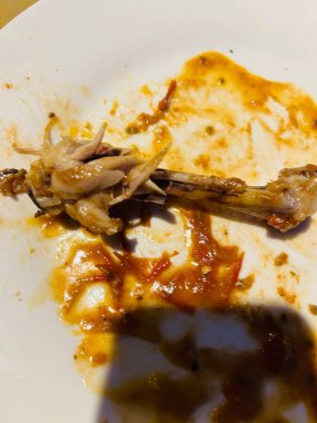 Fast food. Doğu mutfağı. Şiş kebap, lyulya-kebap, shaverma, pide döner. Pide üzerinde yalan Doğu mutfağı yemekleri ekmek ve Yeşiller ve sebze, sos ve patates kızartması ile dekore edilmiş.