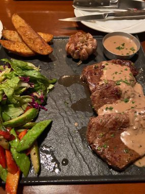 Fast food. Doğu mutfağı. Şiş kebap, lyulya-kebap, shaverma, pide döner. Pide üzerinde yalan Doğu mutfağı yemekleri ekmek ve Yeşiller ve sebze, sos ve patates kızartması ile dekore edilmiş.