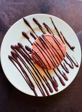 Fast food. Doğu mutfağı. Şiş kebap, lyulya-kebap, shaverma, pide döner. Pide üzerinde yalan Doğu mutfağı yemekleri ekmek ve Yeşiller ve sebze, sos ve patates kızartması ile dekore edilmiş.