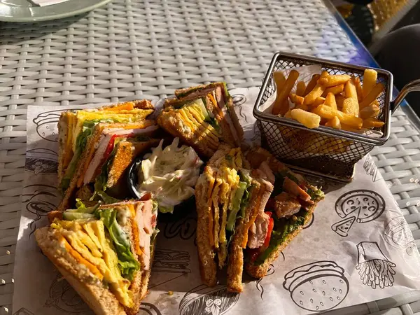 Fast food. Doğu mutfağı. Şiş kebap, lyulya-kebap, shaverma, pide döner. Pide üzerinde yalan Doğu mutfağı yemekleri ekmek ve Yeşiller ve sebze, sos ve patates kızartması ile dekore edilmiş.