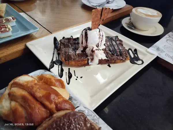 Fast food. Doğu mutfağı. Şiş kebap, lyulya-kebap, shaverma, pide döner. Pide üzerinde yalan Doğu mutfağı yemekleri ekmek ve Yeşiller ve sebze, sos ve patates kızartması ile dekore edilmiş.