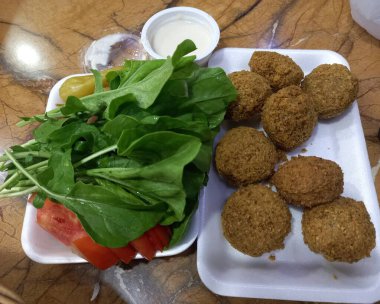 Falafil tabağı resmi, Arap yemeği. Geleneksel Arapça, Suriye ve Türk yemekleri. Croquetas con jamon Beyaz tabakta tipik İspanyol yemeği