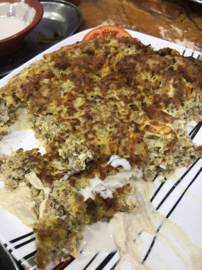 Falafil tabağı resmi, Arap yemeği. Geleneksel Arapça, Suriye ve Türk yemekleri. Croquetas con jamon Beyaz tabakta tipik İspanyol yemeği