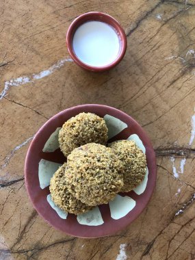 Falafil tabağı resmi, Arap yemeği. Geleneksel Arapça, Suriye ve Türk yemekleri. Croquetas con jamon Beyaz tabakta tipik İspanyol yemeği