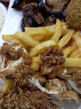 Falafil tabağı resmi, Arap yemeği. Geleneksel Arapça, Suriye ve Türk yemekleri. Croquetas con jamon Beyaz tabakta tipik İspanyol yemeği