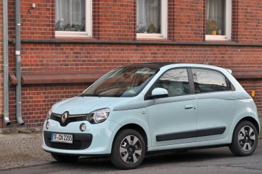 Luckenwalde, Almanya - 18 Nisan 2022: Renault Twingo mini şehir arabası Luckenwalde, Almanya