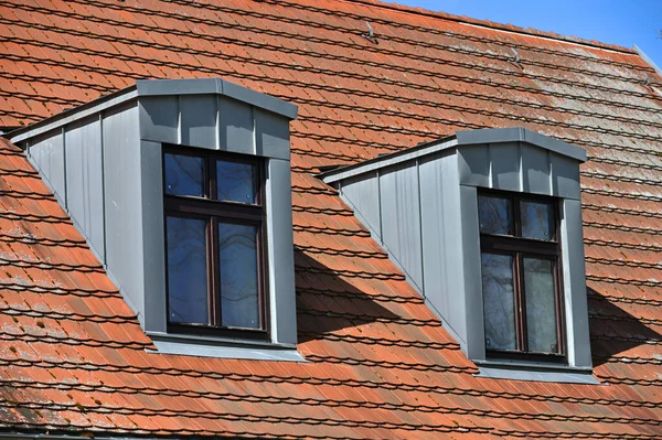 赤い屋根 屋上の窓 — ストック写真