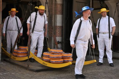 Alkmaar, Hollanda - 22 Nisan 2022: Bu tüccar pazarının Alkmaar, Hollanda 'daki geleneksel Peynir Pazarı' nda nasıl işlediğinin gösterimi sırasında kimliği belirsiz kişiler