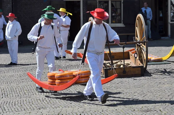 홀란드 알크마 2022 네덜란드 알크마르의 시장에서 상인들 어떻게 운영되었는지를보여 시위에서 — 스톡 사진