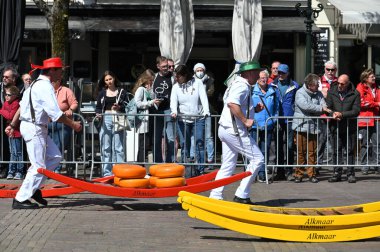 Alkmaar, Hollanda - 22 Nisan 2022: Bu tüccar pazarının Alkmaar, Hollanda 'daki geleneksel Peynir Pazarı' nda nasıl işlediğinin gösterimi sırasında kimliği belirsiz kişiler