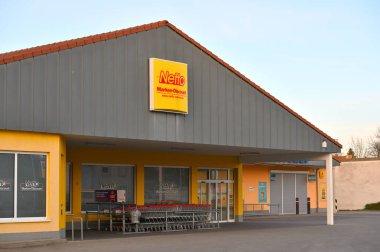 Luckenwalde, Almanya - 18 Nisan 2022: Luckenwalde, Almanya 'daki Netto süpermarketi. Netto, Edeka Group 'a ait bir Alman indirimli süpermarket zinciri.