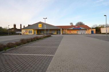 Luckenwalde, Almanya - 18 Nisan 2022: Luckenwalde, Almanya 'daki Netto süpermarketi. Netto, Edeka Group 'a ait bir Alman indirimli süpermarket zinciri.