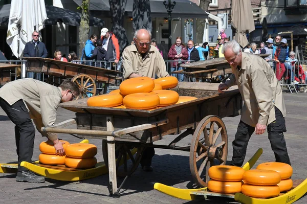 2022年4月22日 オランダ アルクマールの伝統的なチーズ市場でこの商人市場がどのように運営されていたかを示す未確認の人々 — ストック写真