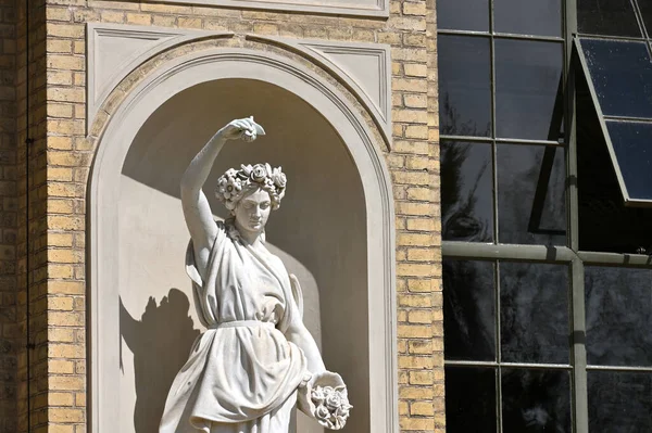 Antik Staty Sensuell Grekiska Renässans Epok Kvinna Med Blomma Potsdam — Stockfoto