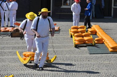 Alkmaar, Hollanda - 22 Nisan 2022: Bu tüccar pazarının Alkmaar, Hollanda 'daki geleneksel Peynir Pazarı' nda nasıl işlediğinin gösterimi sırasında kimliği belirsiz kişiler