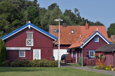 Juodkrante, Litvanya - 23 Ağustos 2022: Juodkrante, Litvanya 'da geleneksel mimari. Juodkrante - Curonian Spit 'te bulunan bir sahil tatil köyü.