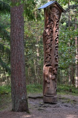 Juodkrante, Litvanya - 24 Ağustos 2022: Ormanda eski ahşap heykeller. Juodkrante, Litvanya 'daki Cadı Tepesi Parkı. Cadıların Tepesi açık hava heykel galerisidir.