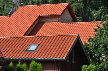 Çatıda yeni kırmızı kil kiremitler, ev mimarisi