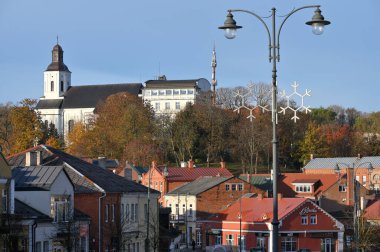 Telsiai, Litvanya - 21 Ekim 2022: Tipik eski kasaba mimarisi. Telsiai Litvanya 'da bir şehirdir.