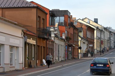 Telsiai, Litvanya - 21 Ekim 2022: Tipik eski kasaba mimarisi ve caddesi. Telsiai Litvanya 'da bir şehirdir.