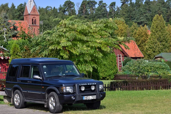 Juodkrante Liettua Elokuuta 2022 Land Rover Discovery Pysäköity Rantakylään Juodkrante — kuvapankkivalokuva