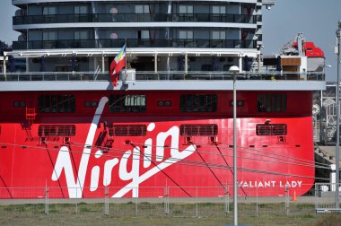 IJmuiden, Hollanda - 21 Nisan 2022: Valiant Lady yolcu gemisi Virgin Voyages tarafından işletiliyor. IJmuiden, Hollanda 'nın Kuzey Hollanda eyaletinde bir liman kentidir.